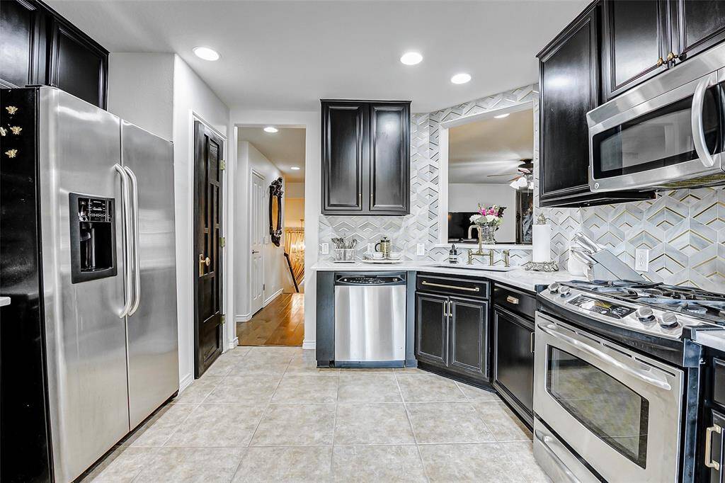Designer-Remodeled Dream Home – Stylish, Sophisticated & Full of Light!
