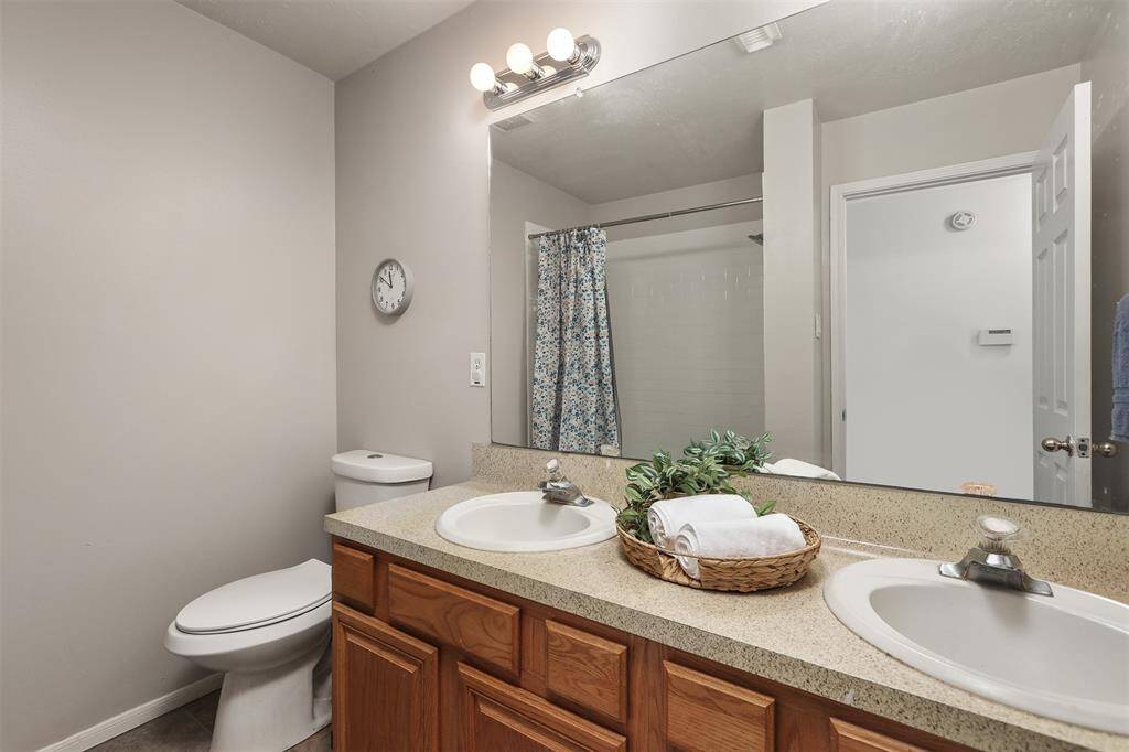 Bathroom 2 with Double Sinks