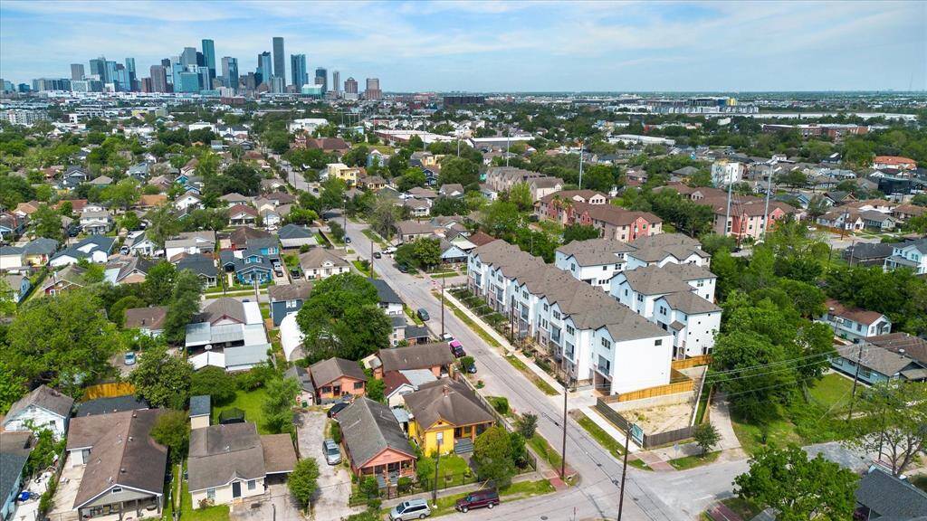 Situated in close proximity with Houston's largest employment centers: Downtown & The Medical Center, Eastwood Park is located along the Harrisburg Hike & Bike Trail!