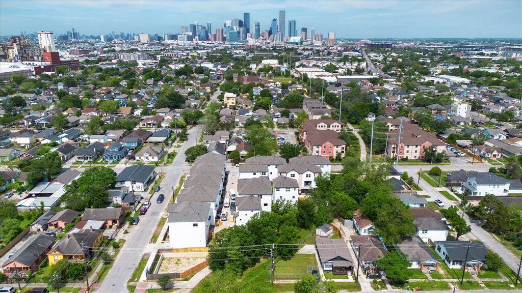 Situated in close proximity with Houston's largest employment centers: Downtown & The Medical Center, Eastwood Park is located along the Harrisburg Hike & Bike Trail!