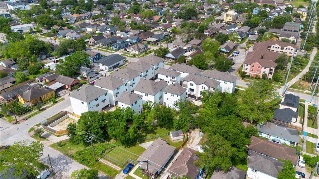 Situated in close proximity with Houston's largest employment centers: Downtown & The Medical Center, Eastwood Park is located along the Harrisburg Hike & Bike Trail!