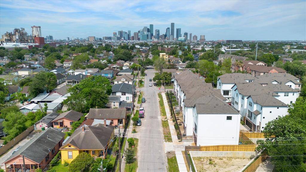 Situated in close proximity with Houston's largest employment centers: Downtown & The Medical Center, Eastwood Park is located along the Harrisburg Hike & Bike Trail!