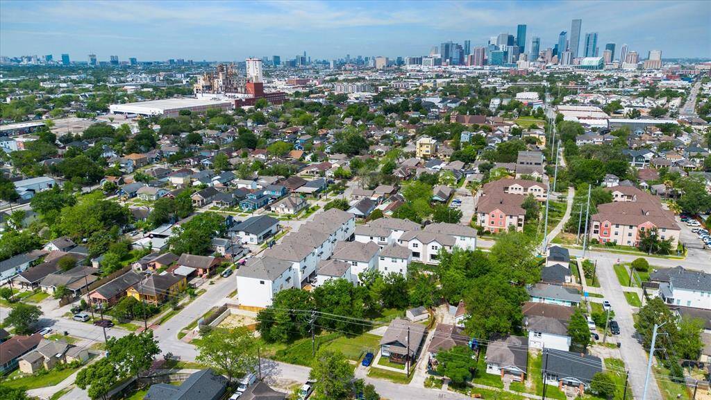 Situated in close proximity with Houston's largest employment centers: Downtown & The Medical Center, Eastwood Park is located along the Harrisburg Hike & Bike Trail!