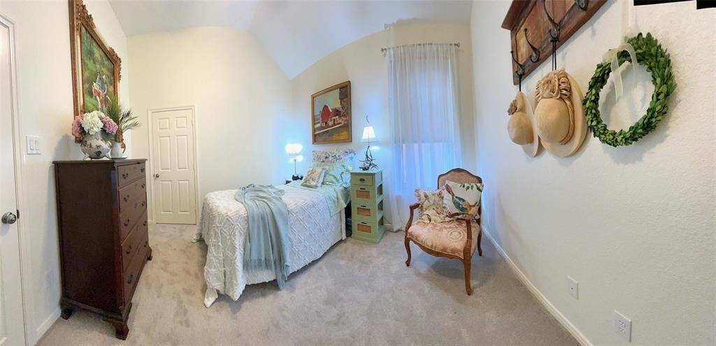Secondary bedroom.