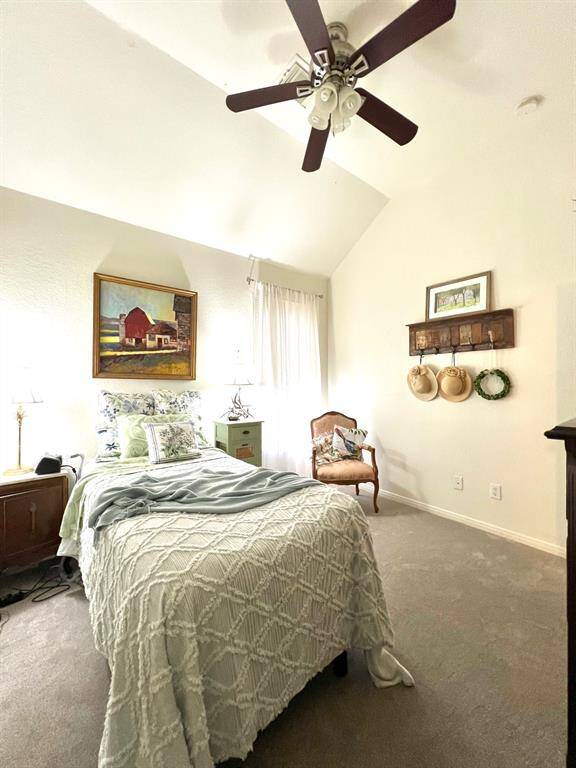 High ceilings, fan and natural light.
