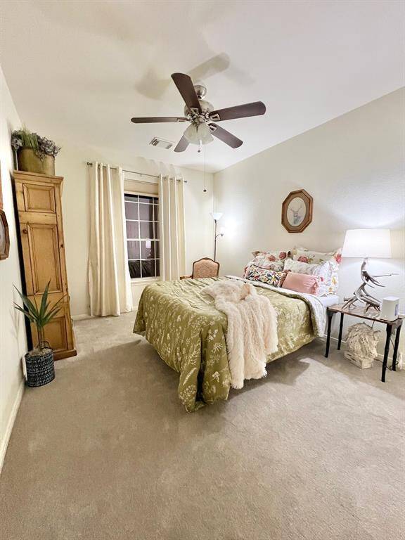 Secondary bedroom.