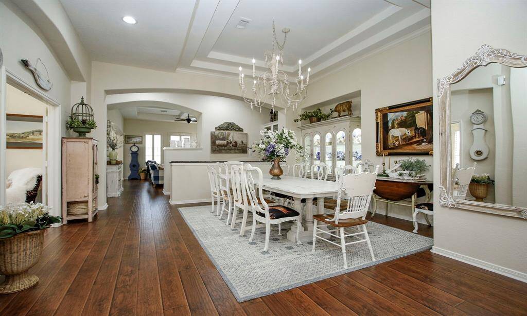 Engineered wood floors, high ceilings, rounded corners - only the best.