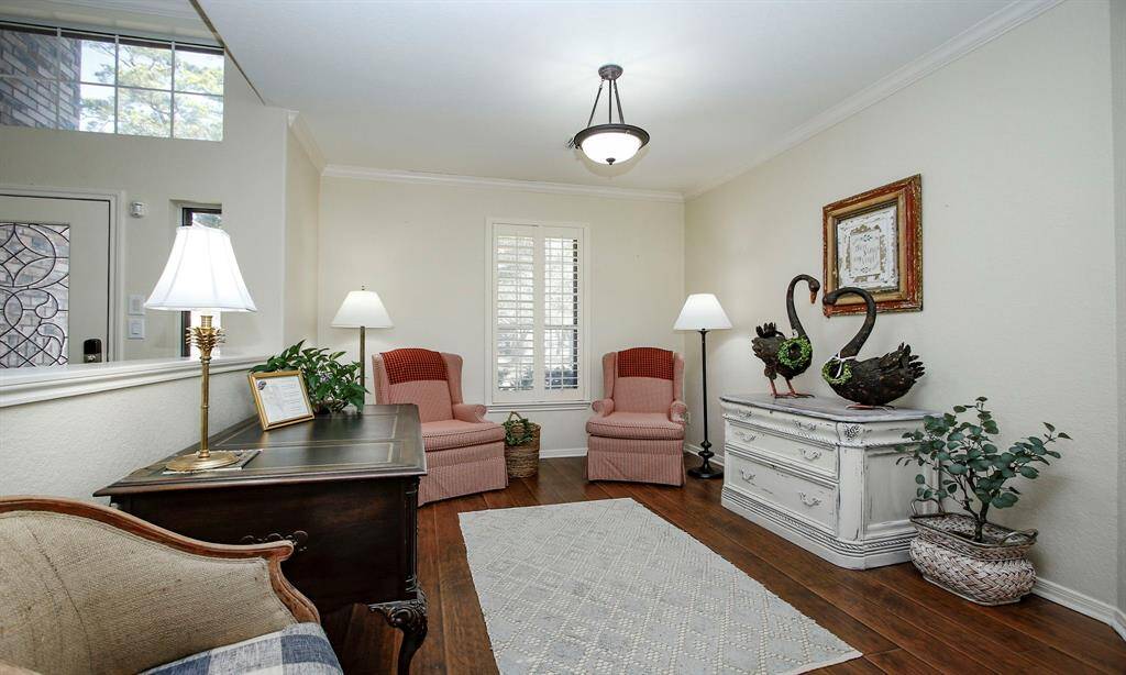 Office area/sitting room.
