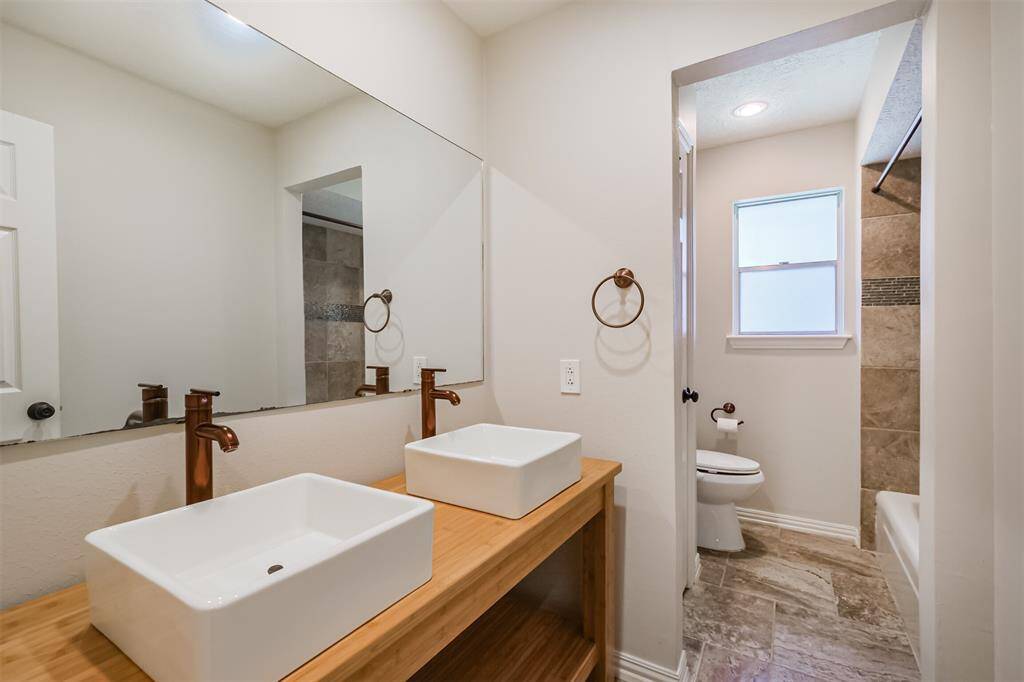 Updated secondary bathroom with duel sinks and modern updates.