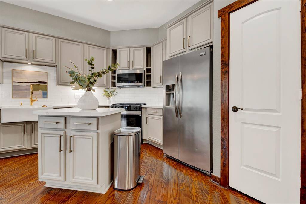 Additional storage, stainless steel appliances, and a dedicated pantry complete this well-appointed kitchen, ideal for any home chef.