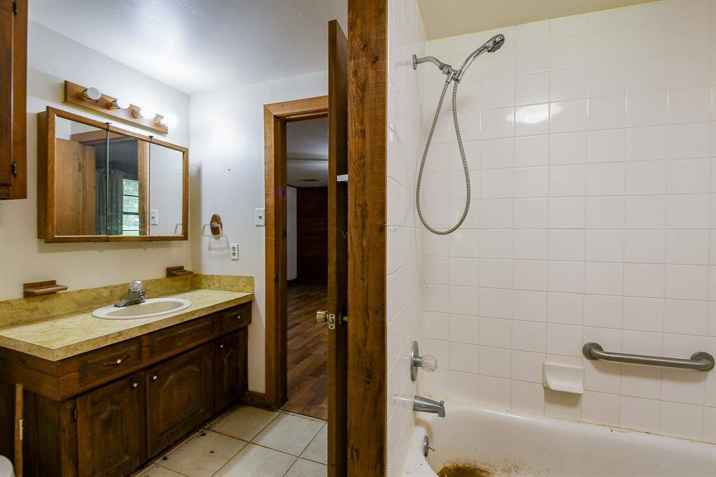 Primary full bath.