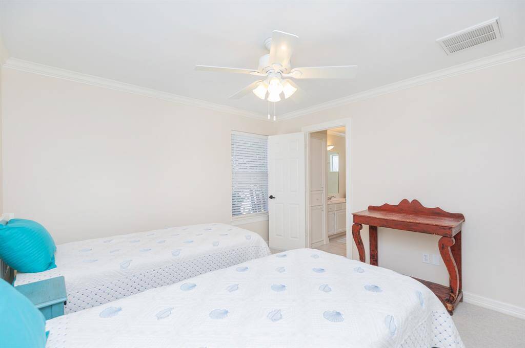 Secondary bedroom, with access to secondary bath