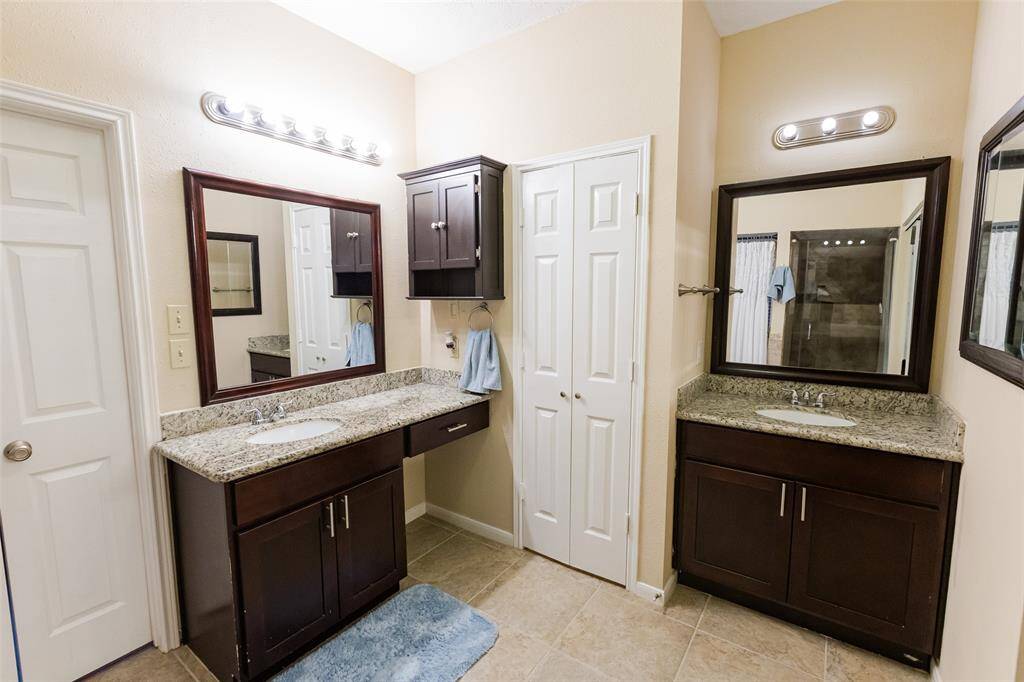 His and Her sinks in the Master ensuite.