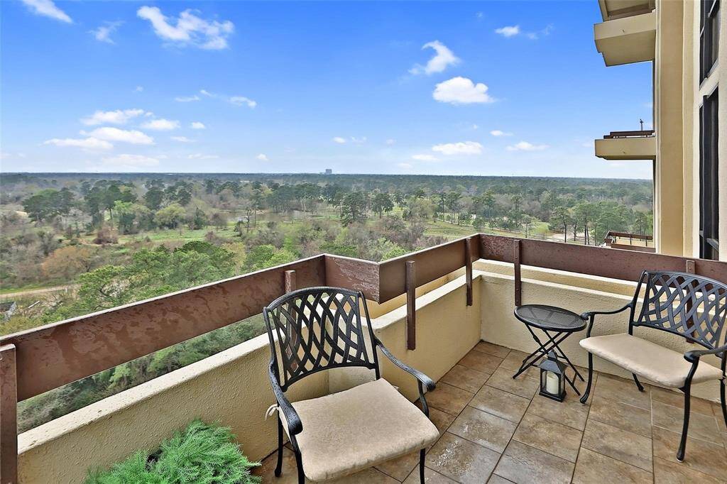 Fully furnished with amazing views of Champions golf course and sunset!
