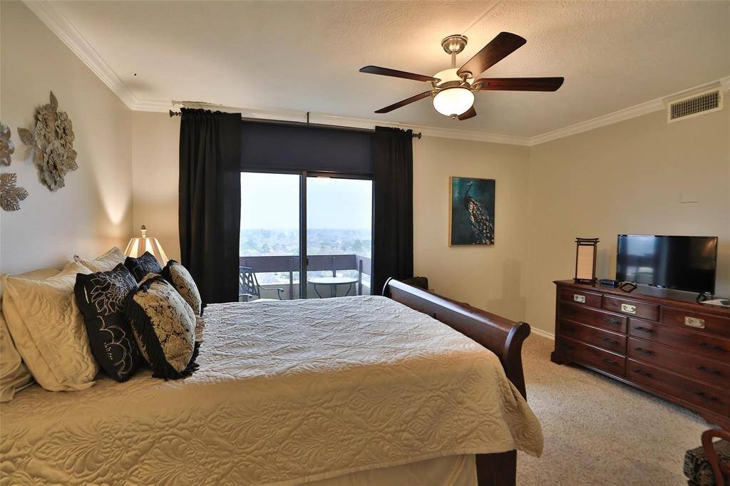 The bedroom has an ensuite bathroom with towels included.