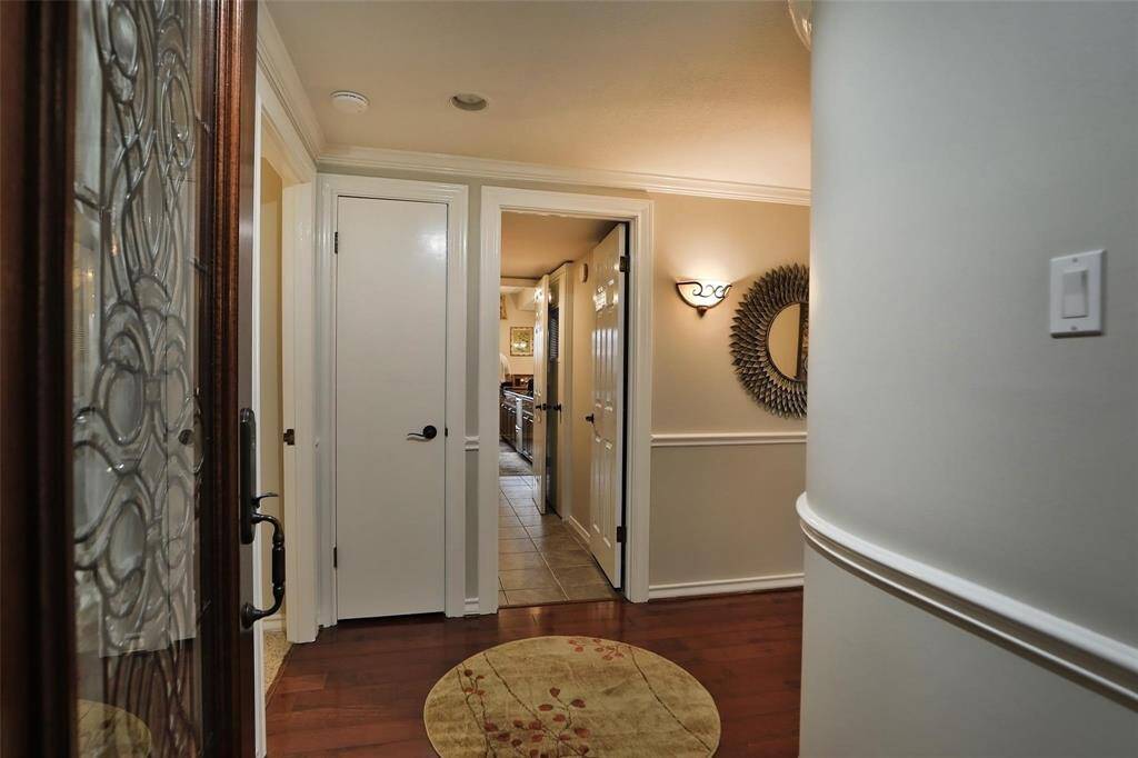 Entrance to the condo looking towards the kitchen.