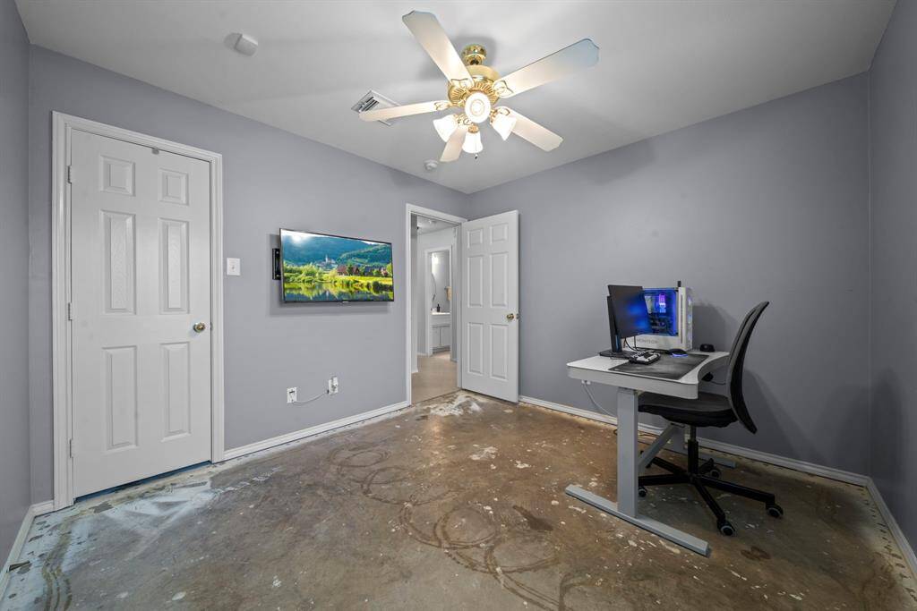 Versatile room with neutral walls, ceiling fan, and ready for your choice of flooring.