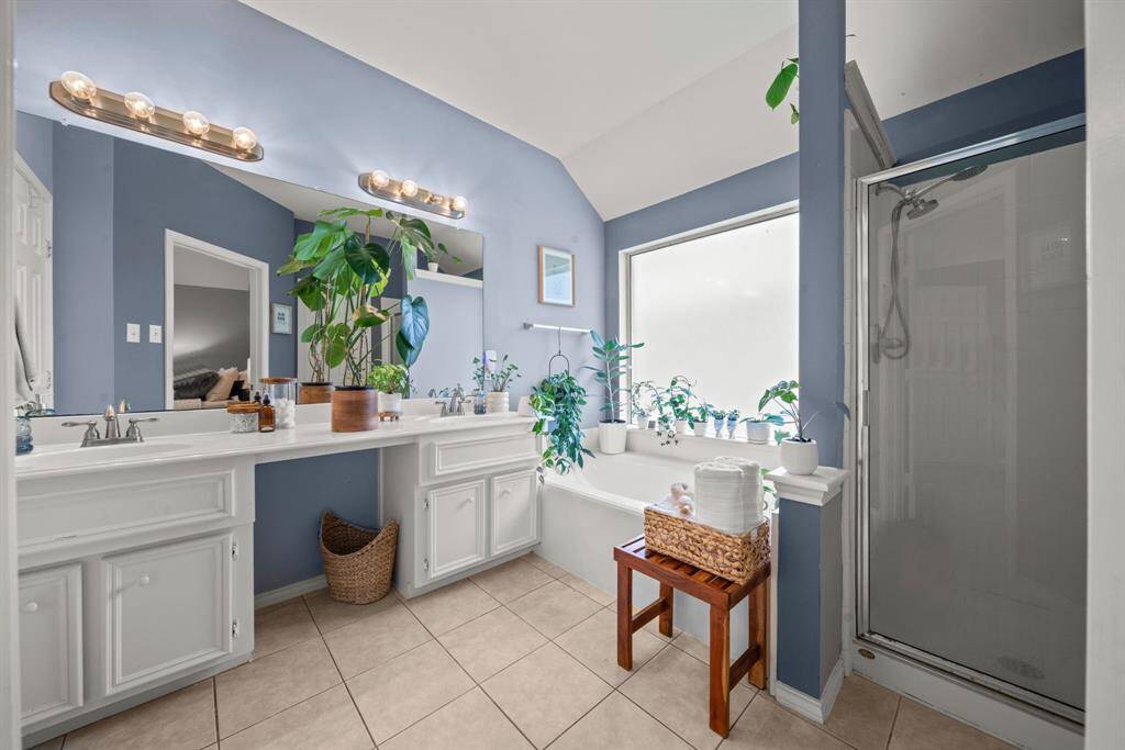 Private ensuite bath - double vanities, shower and soaking tub!