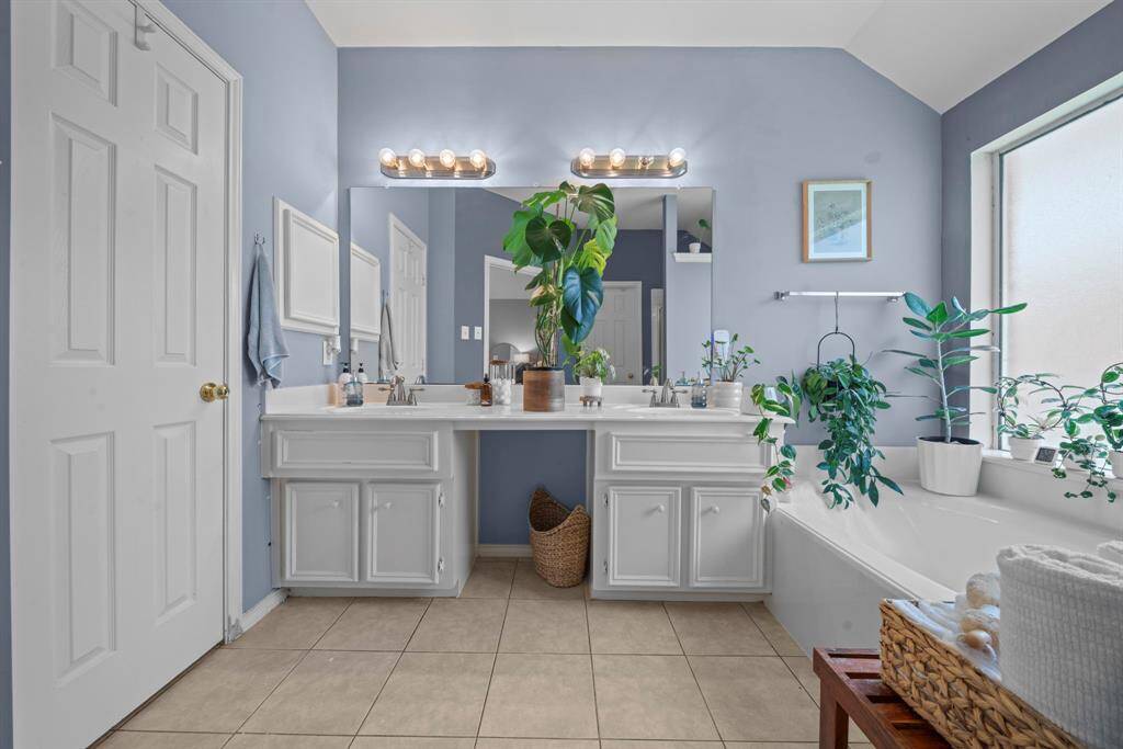 Bright primary en-suite bath!