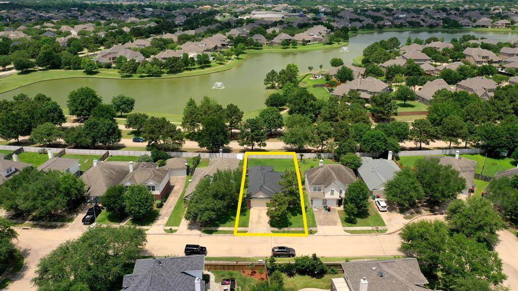 Behind the property are walking trails around the lake!