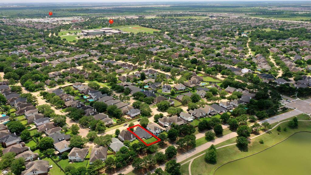 Conveniently located to freeways, shopping, restaurants, and walking trails! Close to 99 & 290!