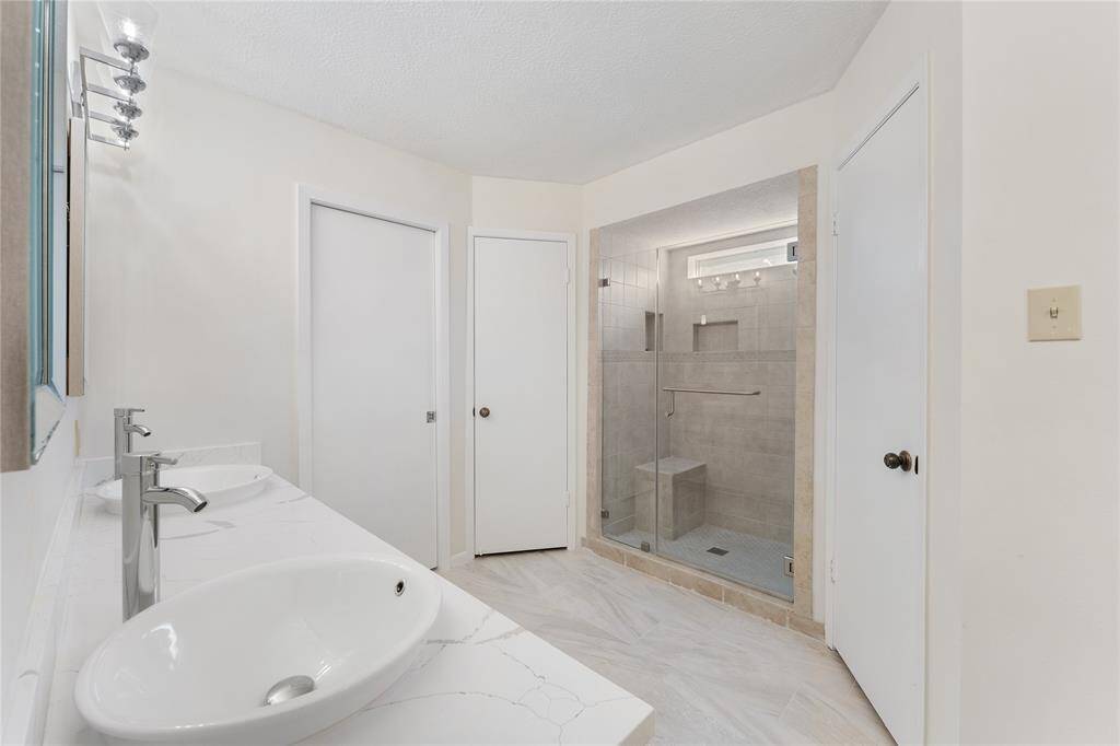 master bath w/ large walk-in shower