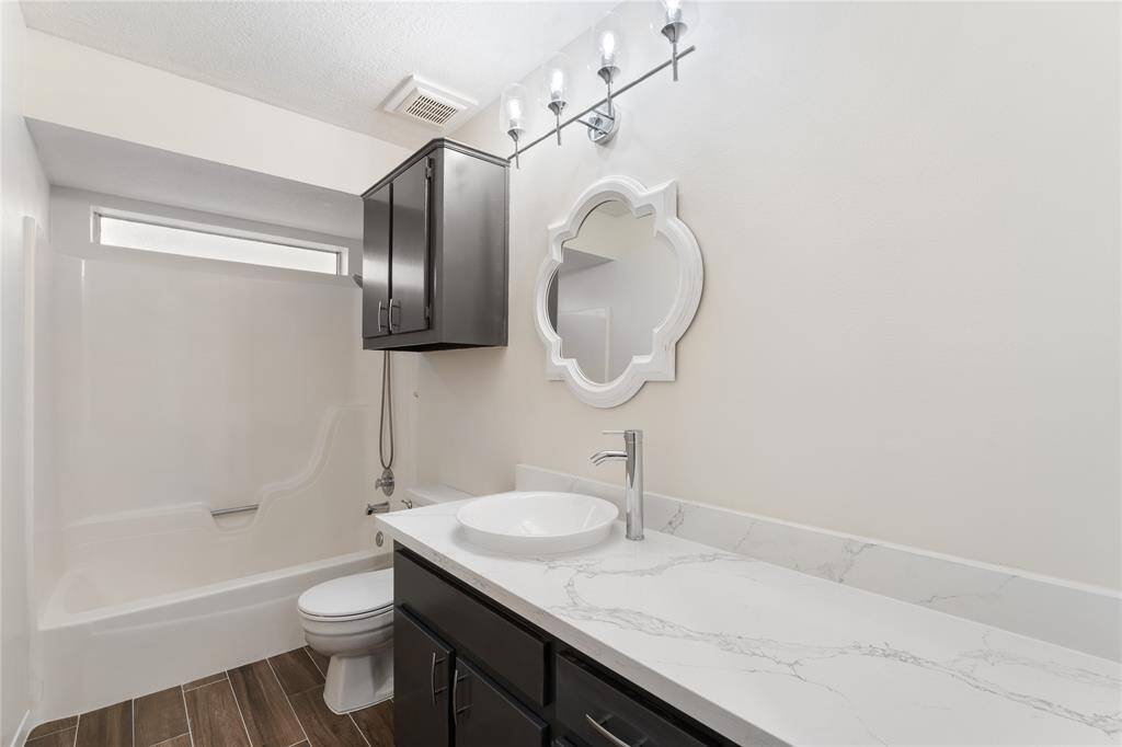 secondary bathroom w/ tub