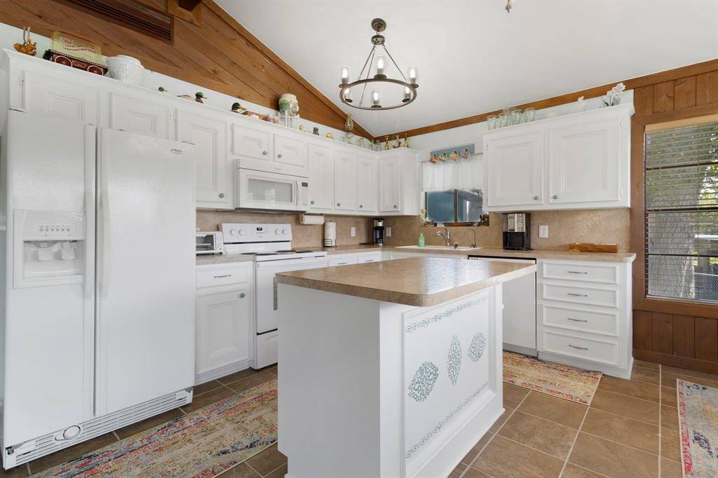 Fully equipped kitchen all appliances will be staying.