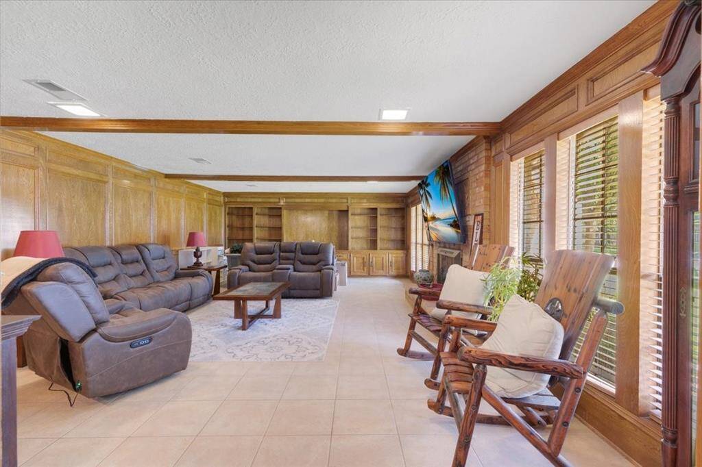 Large family room with ample storage space for all your reading marterial with a built in workspace.