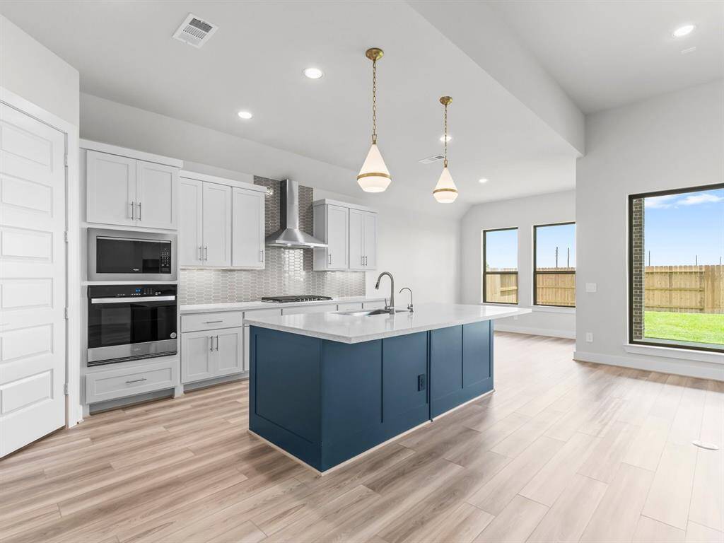 2 Tone Kitchen with Walk-in Pantry and Seating Space at the Island