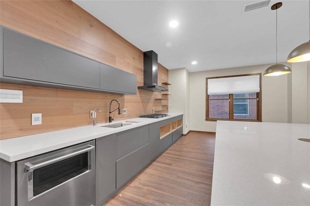 Open sleek and modern design. Great for entertaining.