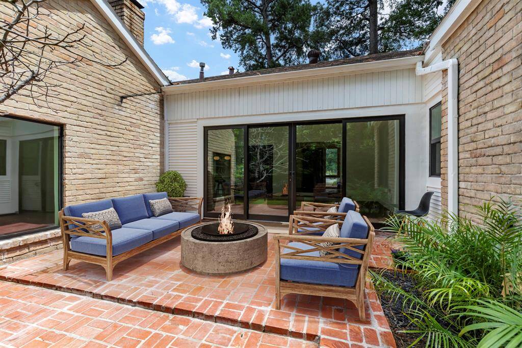 Welcome home to 17 Fairway Dr!