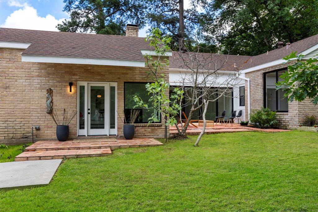 Spacious backyard, and no back neighbors.