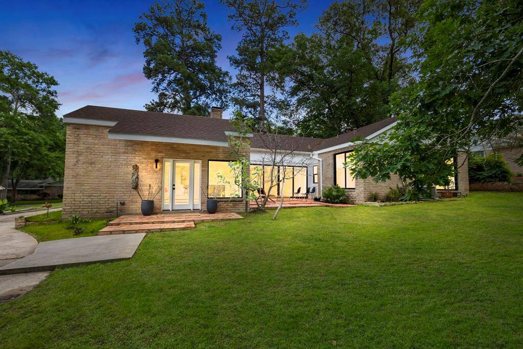 Great outdoor space for entertaining year round!