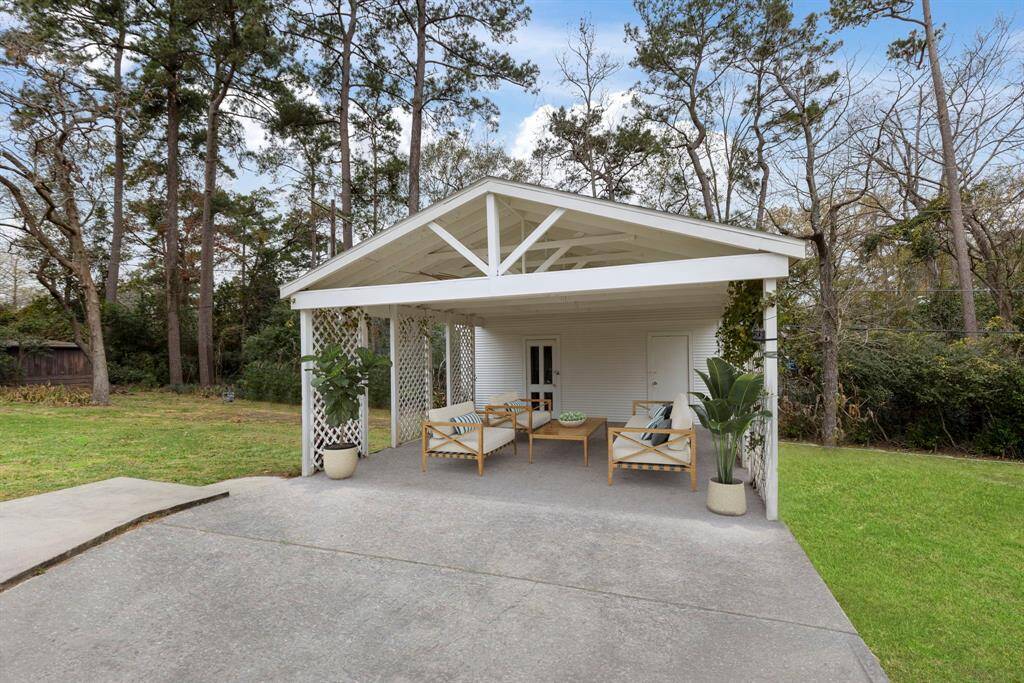 The carport can also be used for entertaining! Virtually staged.