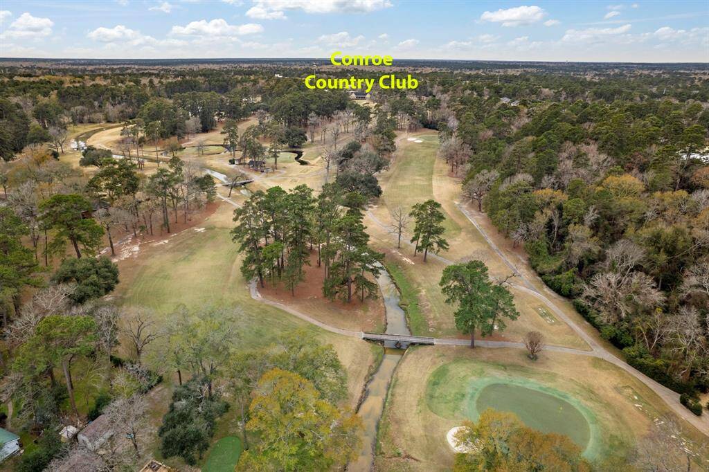 The Conroe Country Club is just a few blocks away!