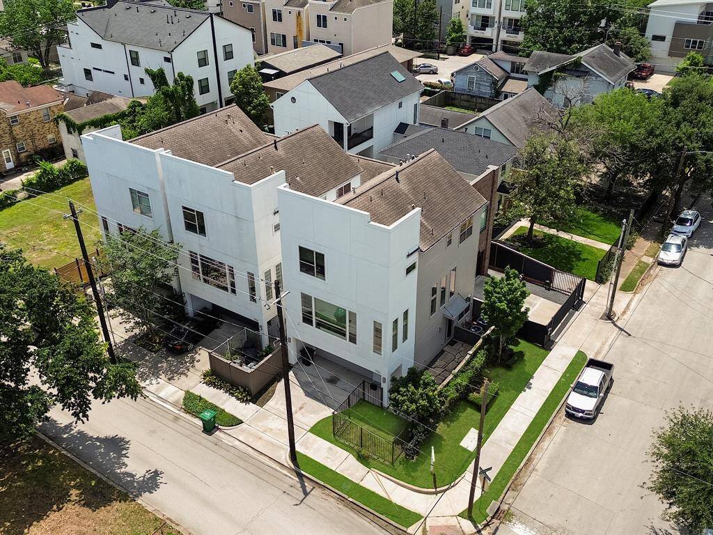 Experience the best of Houston living in this beautiful, modern corner patio home! With 3 bedrooms and 3.5 bathrooms, enjoy ample space for comfortable living and entertaining. Ideally located near the Galleria and medical area, you're just moments away from premier shopping, dining, and healthcare.