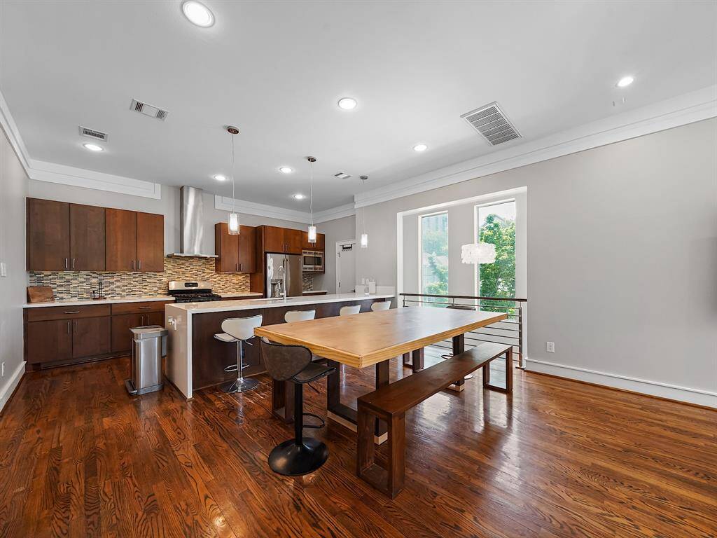 Experience the ultimate in contemporary convenience with this stunning property. The heart of the home lies in its gorgeous, modern dining and kitchen area, meticulously designed for both functionality and style. Perfect for everything from casual weeknight meals to hosting unforgettable gatherings.