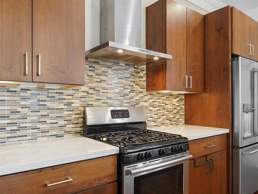 Imagine preparing gourmet meals on the impressive 5-burner gas range, illuminated by sleek under-cabinet lighting.