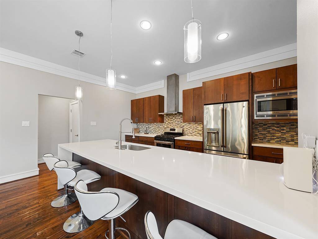 Maximize your kitchen space with the extended breakfast bar, which not only adds extra seating but also provides a convenient surface for food preparation and casual dining.