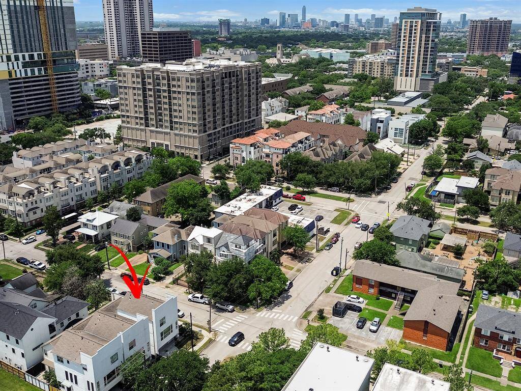 Excellent location allows for easy commute for those who work in Houston!