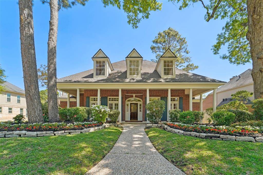 Gorgeous colonial style home!