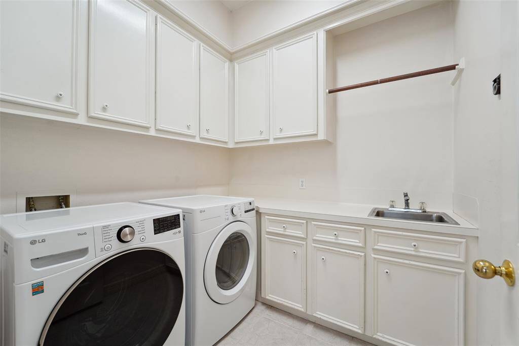 Walk in laundry room with sink