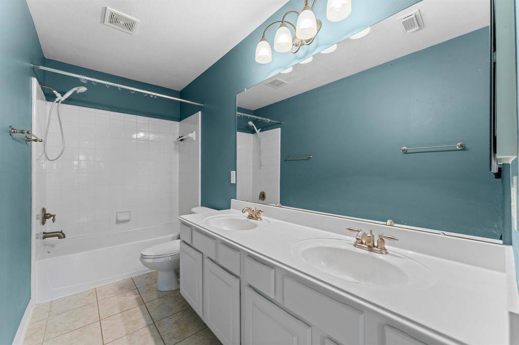 Double-sink secondary bathrrom
