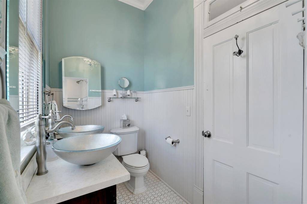 2nd level bathroom