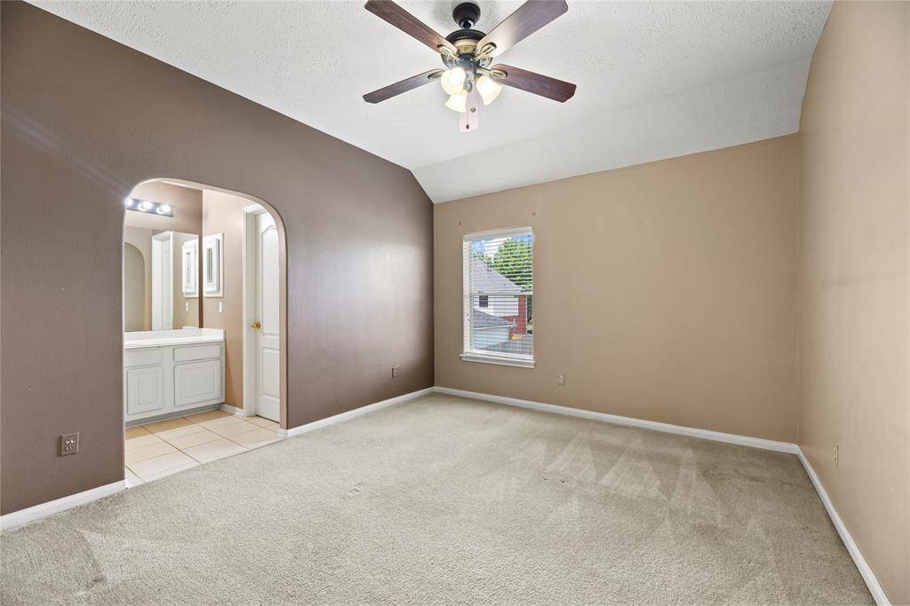 Upstairs secondary bedroom with a Jack 'n Jill bathroom.