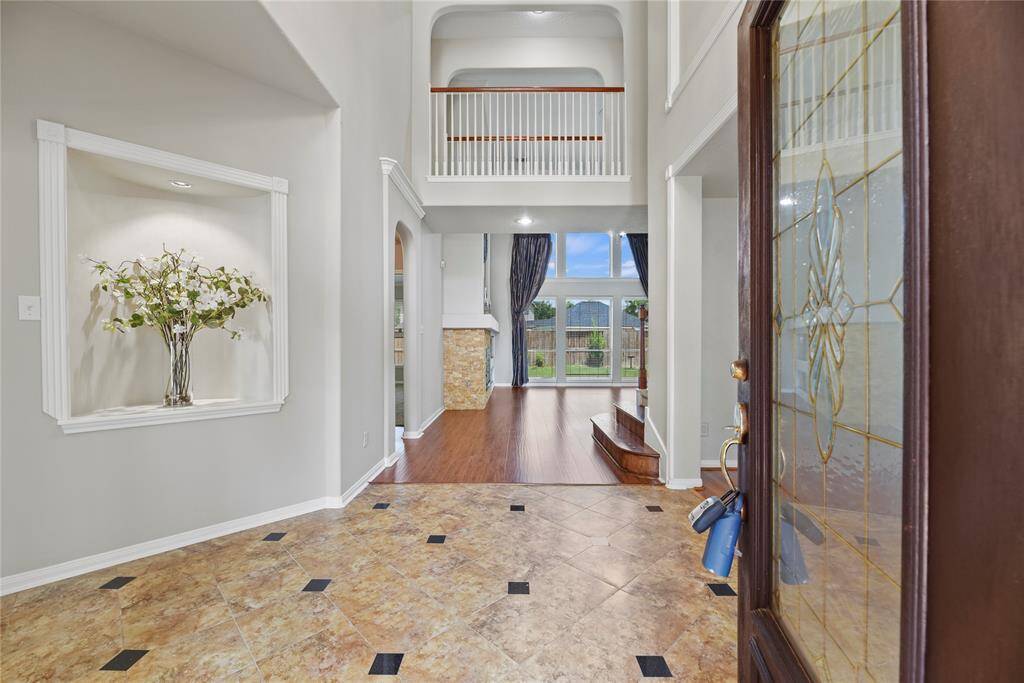 Lovely front entry with tile flooring, high ceiling, lighted art niche and fresh paint throughout the 1st floor.