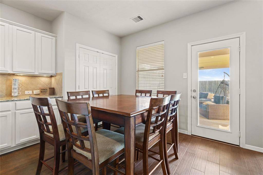 Kitchen Eating Area