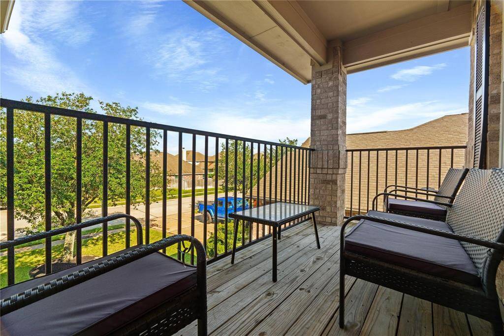 Balcony w/Front Yard View