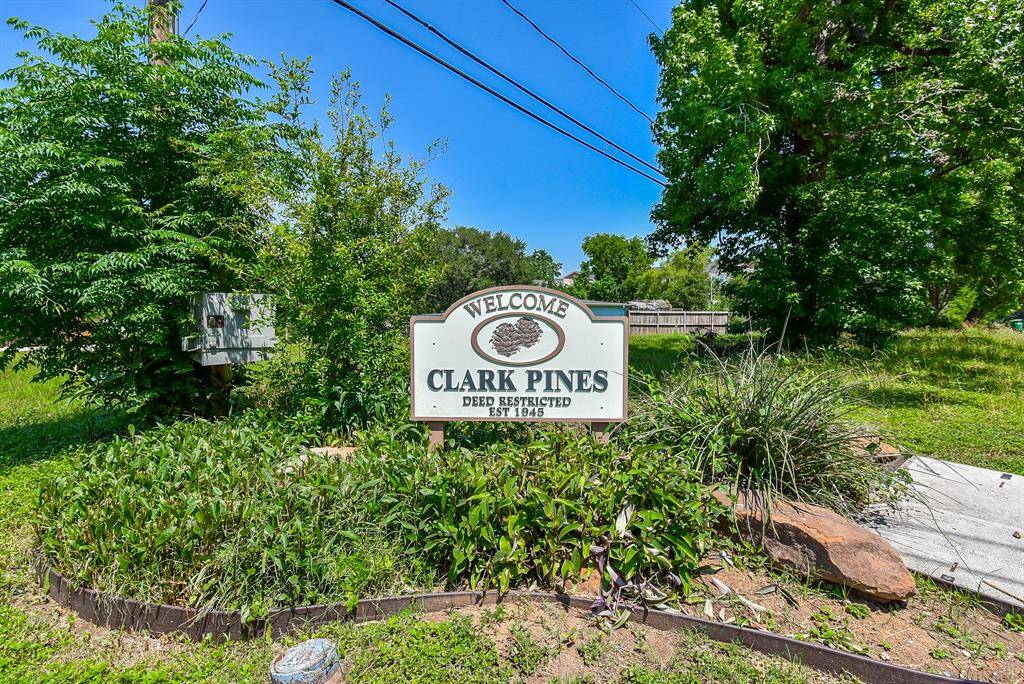 Beautiful Clark Pines neighborhood, Deed Restricted, tree lined street and very peaceful.